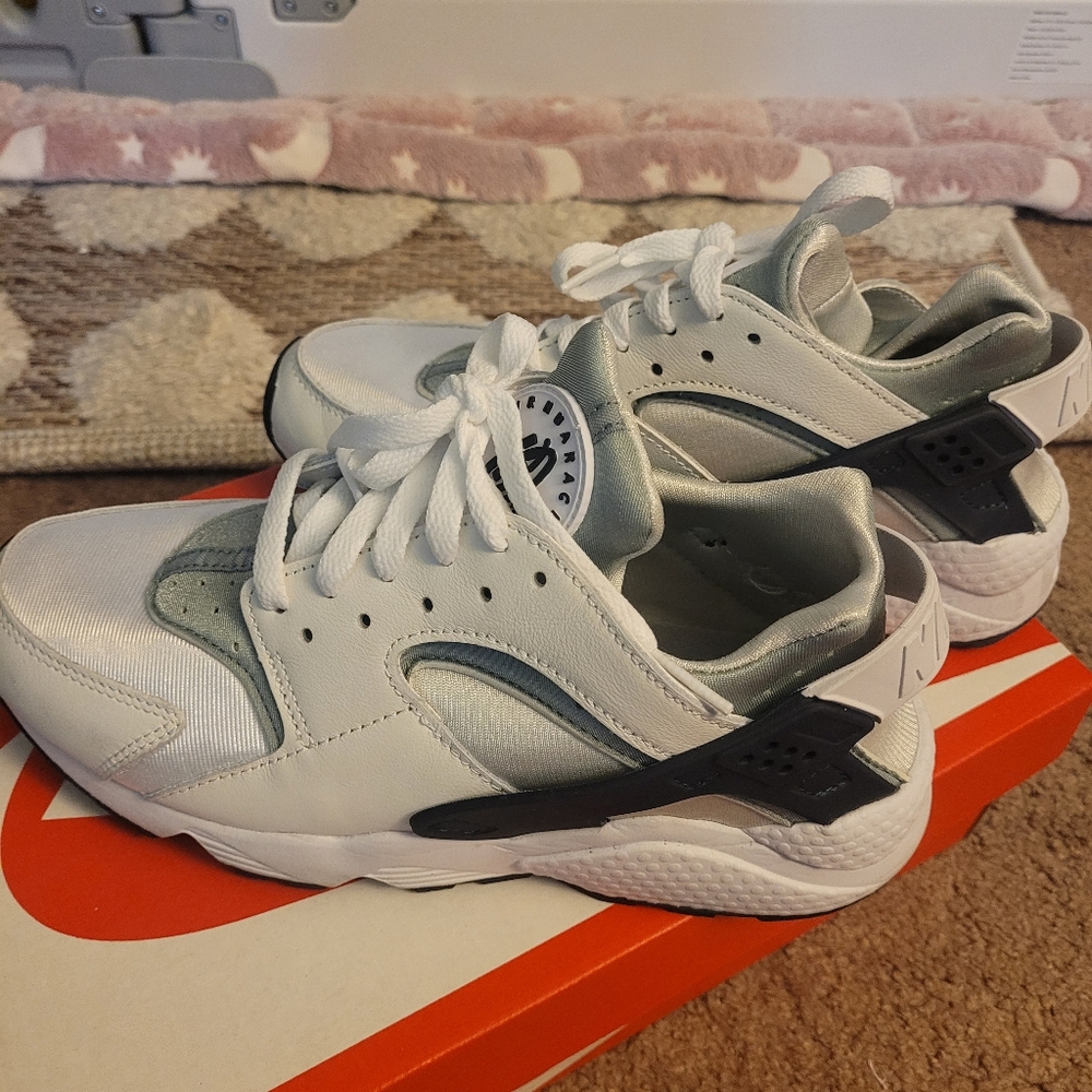 Size 8 Women's Nike Air Huarache White/Obsidian Mica Green